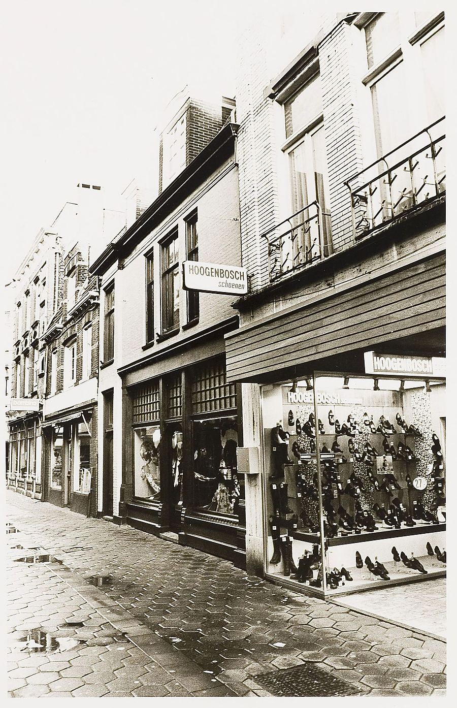 Archieffoto van de Langestraat in Alkmaar, het winkelhart rond Vlaamse Hoek
