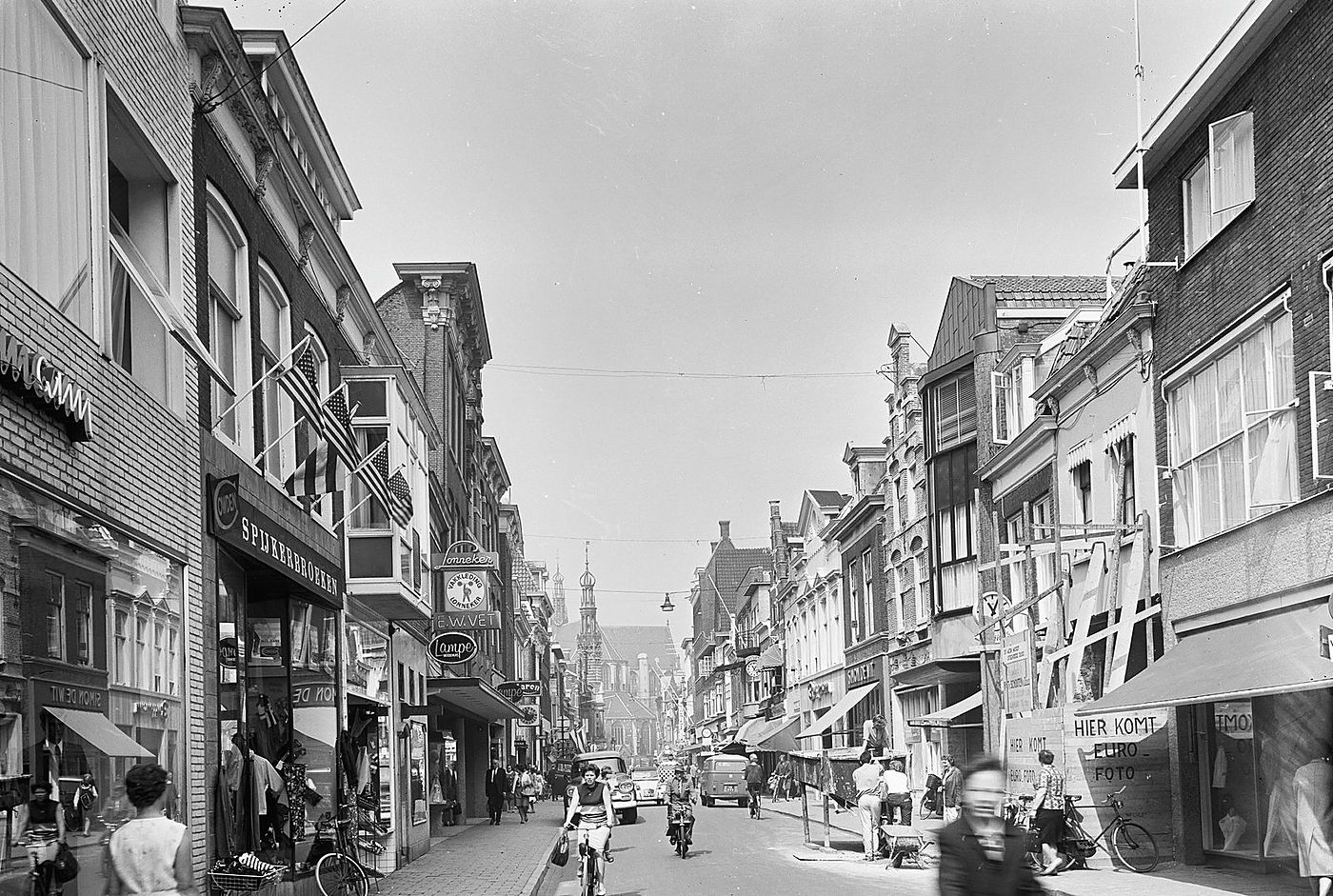 Historische foto van de Payglop in Alkmaar, het straatbeeld rond ons hoekpand