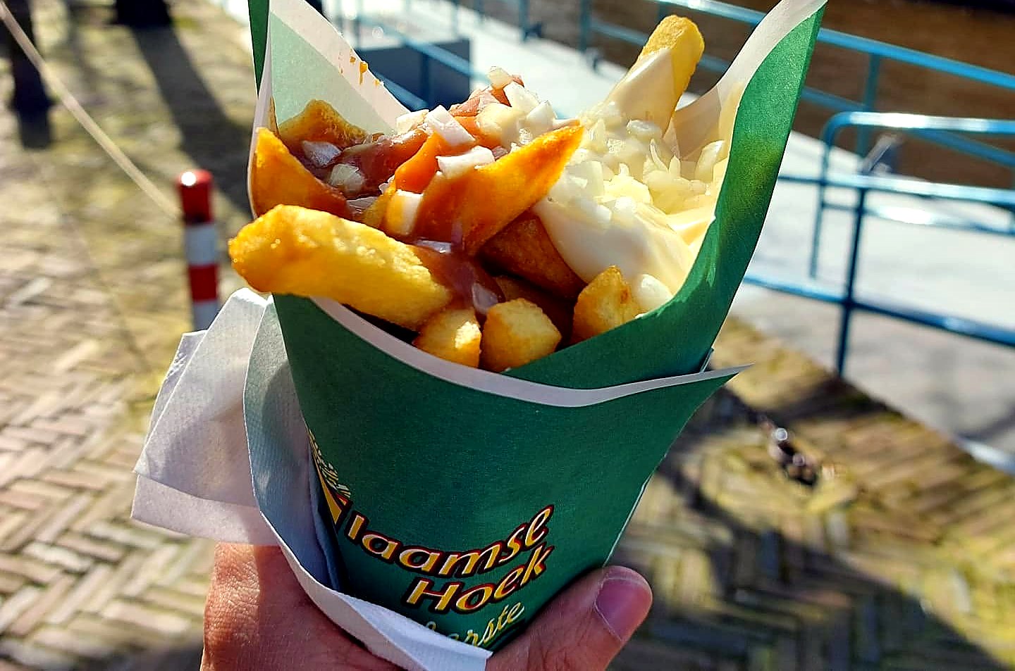 Het afhaalloket van Vlaamse Hoek onder de groene luifel, met het grote ijsje op de hoek